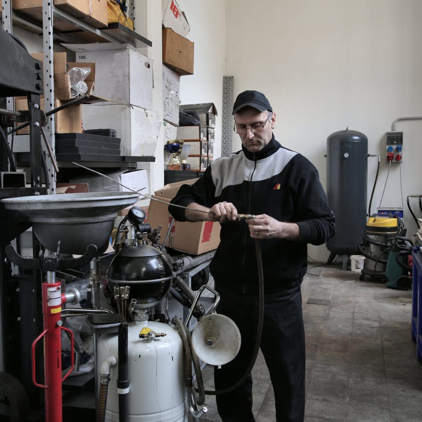 Mécanicien Spécialisé Réparant Le Tuyau Du Compresseur En Atelier